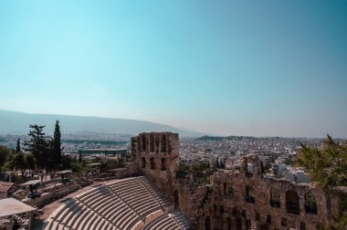 ATİNA, GREECE - 14 Mayıs 2022: Herodes Atticus 'un Odeonu, Yunanistan' ın başkenti Atina 'da yer alan bir Roma tiyatrosudur. Yunanistan, Akropolis 'te antika açık hava tiyatrosu.