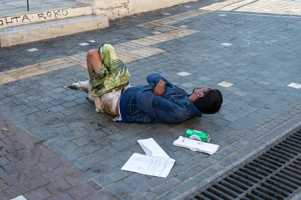 Athens Greece May 2022 Homeless Man Sleeps Sidewalk Downtown Athens — Stock Photo, Image