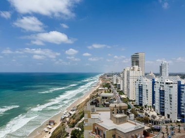 İsrail 'de Netanya' da otellerin bulunduğu kıyı şeridi manzarası. Akdeniz.