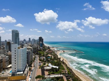 İsrail 'de Netanya' da otellerin bulunduğu kıyı şeridi manzarası. Akdeniz.