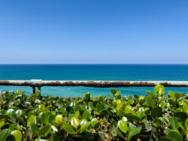 İsrail, Netanya 'daki gezinti güvertesinden deniz manzarası ve ufuk çizgisi. Güneşli hava.