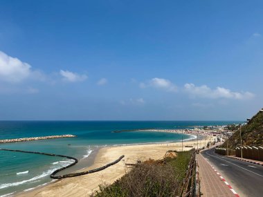 Netanya, İsrail 'de sahil inşaatı. Plaj bölgesinin genişlemesi. Endüstriyel yapı ekipmanı ve makineleri.