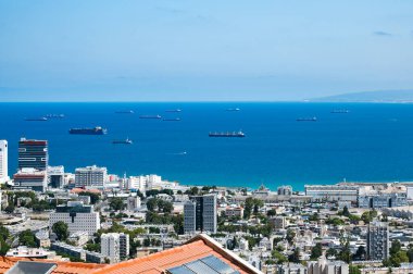 Heykel parkının yanından Hayfa şehrinin limanının manzarası. Yüksek çözünürlüklü.