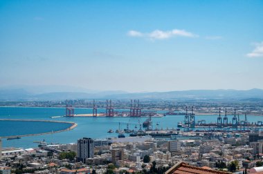 Heykel parkının yanından Hayfa şehrinin limanının manzarası. Yüksek çözünürlüklü.