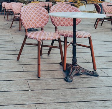 Açık masa ve fayanslardan yapılmış bir kaldırımda bir kafe yakınında iki sandalye. Yakın plan..