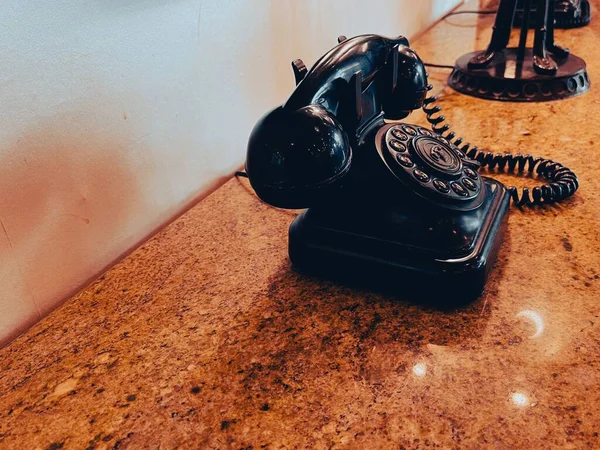 Telefone Retro Antigo Uma Mesa Com Tampo Mármore Close — Fotografia de Stock