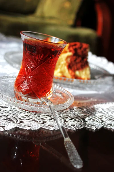 Турецкий чай с тортом — стоковое фото
