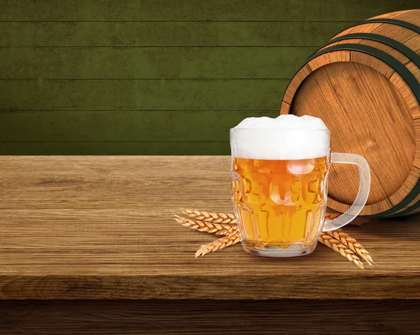 Натюрморт с бочонком пива и пивом в кружке — стоковое фото