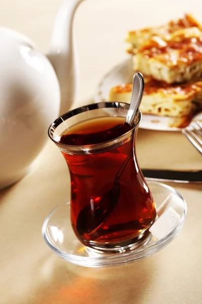 Turkiskt te, bakelse med ost — Stockfoto