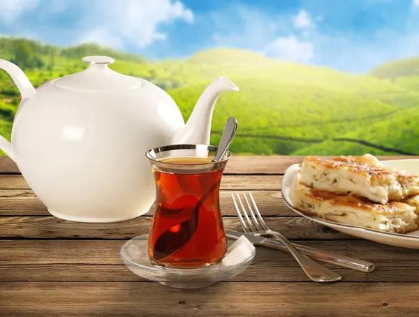 Стакан турецкого чая, натуральный фон — стоковое фото