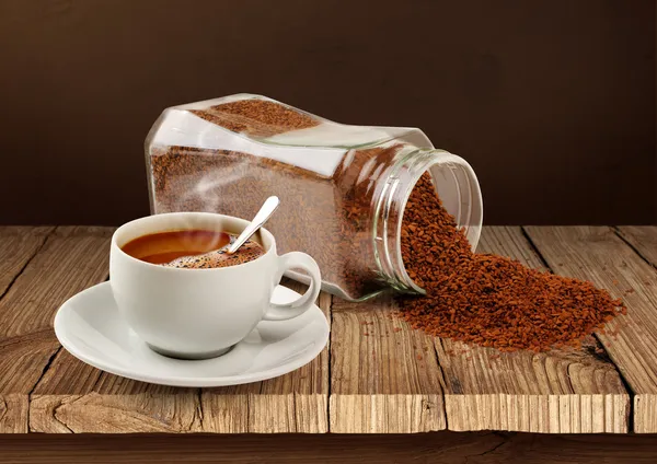 Coffee cup and coffee poured from a jar — Stock Photo, Image