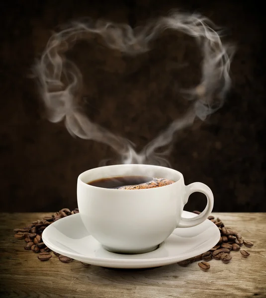 Smoke caffè dolce cuore con percorso di ritaglio . — Foto Stock