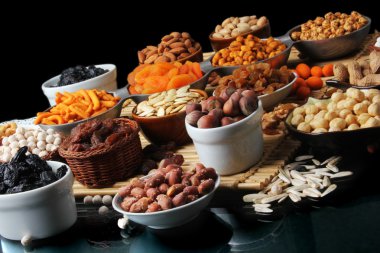 koyu arka plan üzerine fındık aile