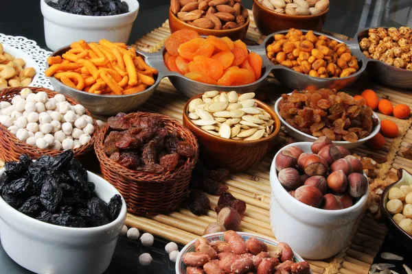 Familia de frutos secos sobre fondo oscuro — Foto de Stock