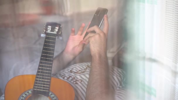 Vista Superior Hombre Con Guitarra Acostado Sofá Usando Teléfono — Vídeos de Stock