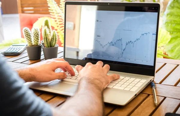 Young Man Sitting Table Investing Stock Market Laptop Work Remotely — Stock Photo, Image