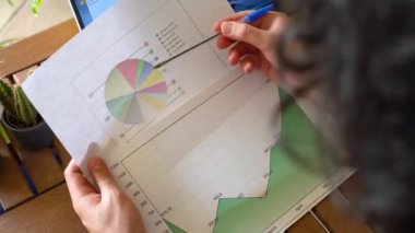 Harici ofisten borsaya yatırım yaparken bilgisayarla çizelgeleri analiz eden genç bir adam..