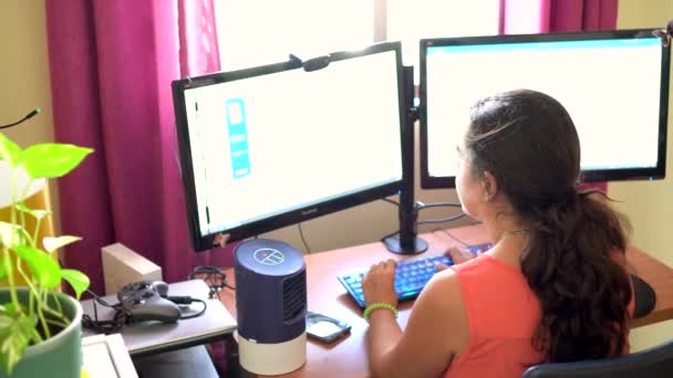 Frau Arbeitet Von Hause Aus Mit Einem Computer Mit Zwei — Stockvideo