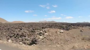 Lanzarote, Kanarya Adaları, İspanya 'daki Timanfaya Ulusal Parkı' na yapılan yolculukta volkanik manzara ve lav dolu..