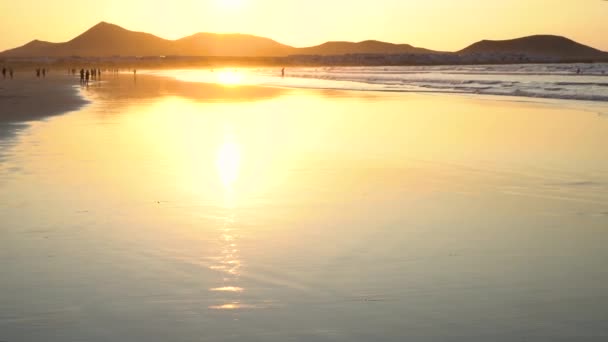 Meereswellen Während Eines Wunderschönen Sonnenuntergangs Strand Von Famara Lanzarote Kanarische — Stockvideo