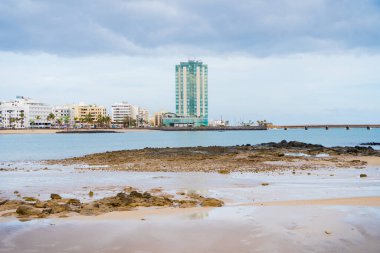 Lanzarote, Kanarya Adaları 'ndaki İspanya' nın Arrecife kentinin sahil manzarası ve limanı. Arrecife şehrinin manzarası.