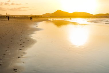 Günbatımında Famara Sahili, Lanzarote 'de ünlü sörf plajı, Kanarya Adaları, İspanya.