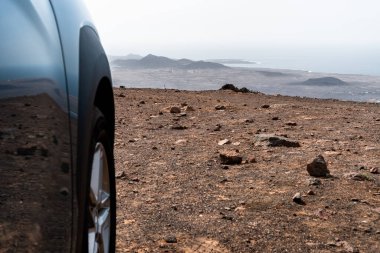 Yolculuk kavramı: okyanus arkaplanlı dağ manzaralı araba.