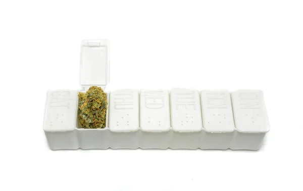 Koncepcja Medycyny Alternatywnej Pudełko Pełne Wysokiej Jakości Pąków Marihuany Białym — Zdjęcie stockowe
