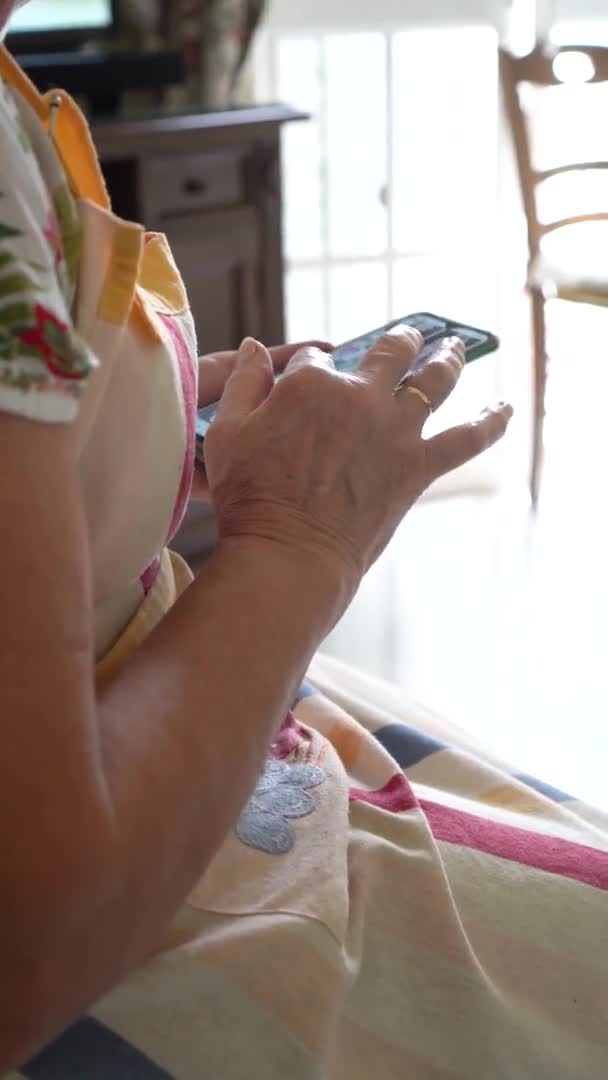 Vídeo Vertical Mujer Mayor Usando Teléfono Celular Sala Estar Casa — Vídeo de stock
