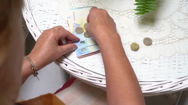 Ältere Frau Die Geld Zählt Und Hause Mathematik Macht Konzept — Stockvideo