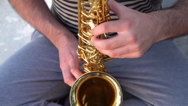 Vista Superior Joven Músico Sentado Tocando Saxofón Durante Una Puesta — Vídeos de Stock