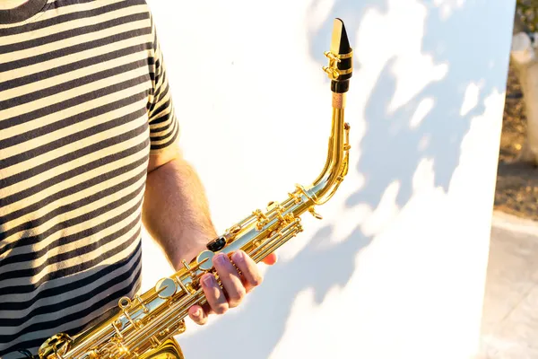 Homme Debout Tenant Saxophone Devant Mur Blanc Par Une Journée — Photo