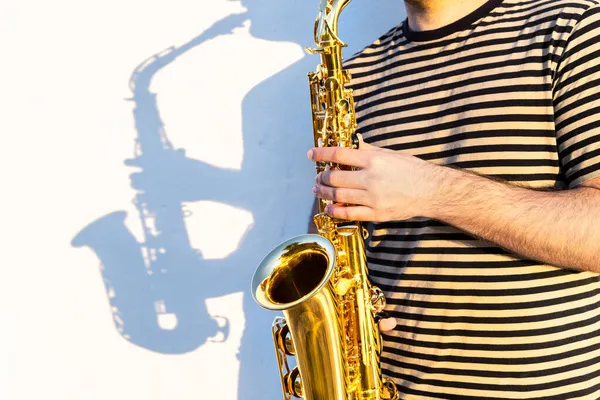 Joven Lugar Soleado Aire Libre Tocando Saxofón Frente Una Pared — Foto de Stock