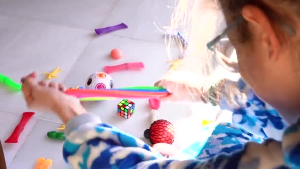 Маленький Ребенок Пижаме Играет Тренируется Красочными Образовательными Игрушками Время Солнечных — стоковое видео