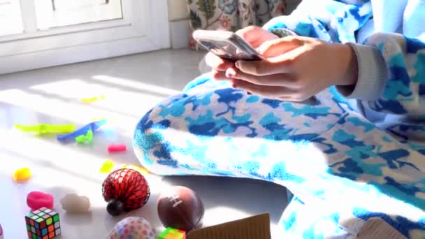 Mains Enfant Non Reconnu Pyjama Doux Assis Sur Sol Entouré — Video