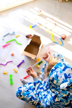 Noel 'de pijamalı çocuk renkli oyuncaklarla oynuyor..