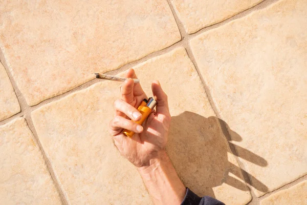 Persoon Die Zon Ligt Met Een Marihuana Joint Een Aansteker — Stockfoto