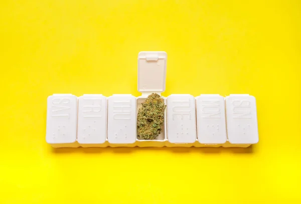 Pillbox Semanal Branco Com Grande Botão Cannabis Fundo Amarelo Com — Fotografia de Stock