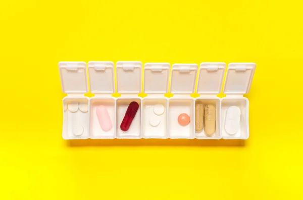 각양각색의 알약이 상자는 배경에 의약품 — 스톡 사진