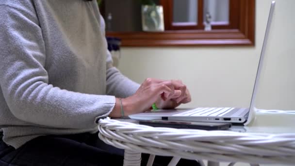 Кроп Женщина Выключает Свой Ноутбук Телефон После Работы Дома — стоковое видео