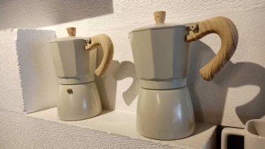 Bir kafede 2 tane moka tenceresi..