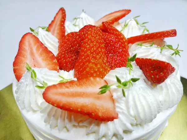 Gâteau Vanille Avec Garniture Fraise Sur Crème — Photo