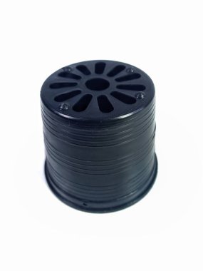 Beyaz bir sahnede küçük siyah saksılar