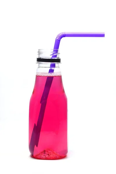 Вода Червонувато Рожевого Кольору Упакована Прозору Пластикову Пляшку Фіолетовою Питною — стокове фото