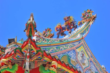 The lion's body resembles a tiger. dragon-like head On the roof of a Chinese shrine in Thailand