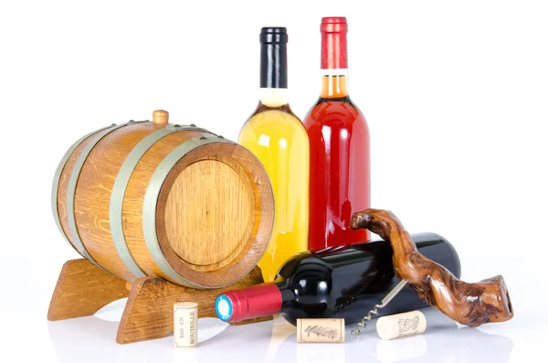 Garrafas de vinho com barril e saca-rolhas — Fotografia de Stock