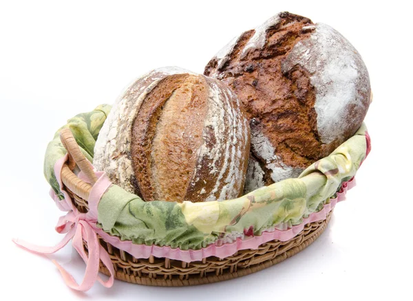 Sommige brood in een mand — Stockfoto