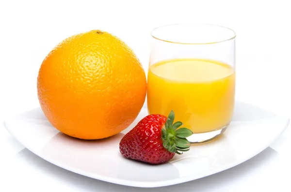 Une orange, un jus de fraise et d'orange — Photo