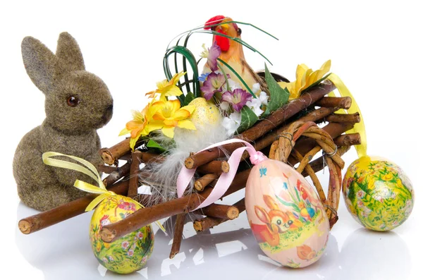 Ayam di gerobak dengan telur Paskah dan kelinci — Stok Foto