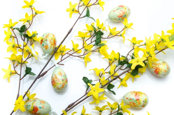 Huevos de Pascua colgando en las ramas de Forsythia —  Fotos de Stock